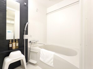 Tina y regadera independientes y amenidades de baño gratuitas 