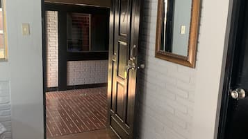 Escritorio, sistema de insonorización y ropa de cama