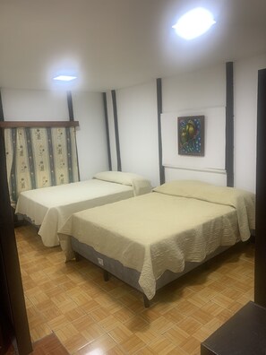 Desk, soundproofing, bed sheets - Hotel Las Cabañitas  (Managua)