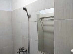 Standard Twin Room | Bathroom