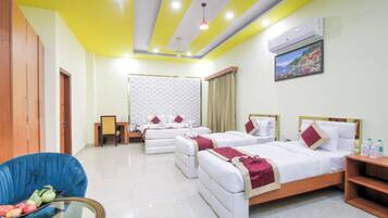 Szoba két külön ággyal | Prémium ágynemű, memóriahabos ágy és íróasztal