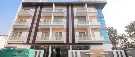 施設の正面 (日没後)