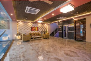 32-英寸LED 电视（配备有线频道）