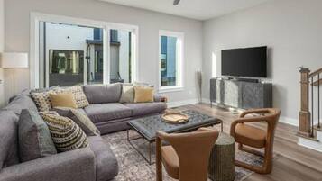 Een televisie en een kantoor