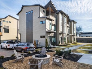 Outdoor dining - 3BR, 3BA Southside Chatt Townhouse! (Chattanooga)