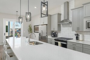 Fridge, microwave, oven, stovetop - 3BR, 3BA Southside Chatt Townhouse! (Chattanooga)