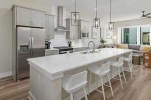 Fridge, microwave, oven, stovetop - 3BR, 3BA Southside Chatt Townhouse! (Chattanooga)