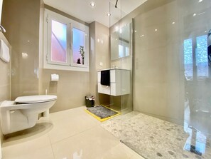 Dusche, Haartrockner, Bidet, Handtücher