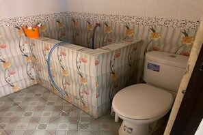 Basic Double Room | Bathroom | Shower, soap - Hotel O Legok Homestay Syariah (Sidoarjo)