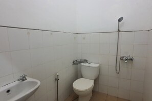 Deluxe Studio | Bathroom | Shower, towels - OYO 93448 Padang Pasir Homestay (Surabaya)