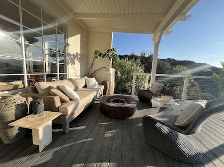 Terrace/patio. Cozy Retreat on The Santa Monica Mountains
