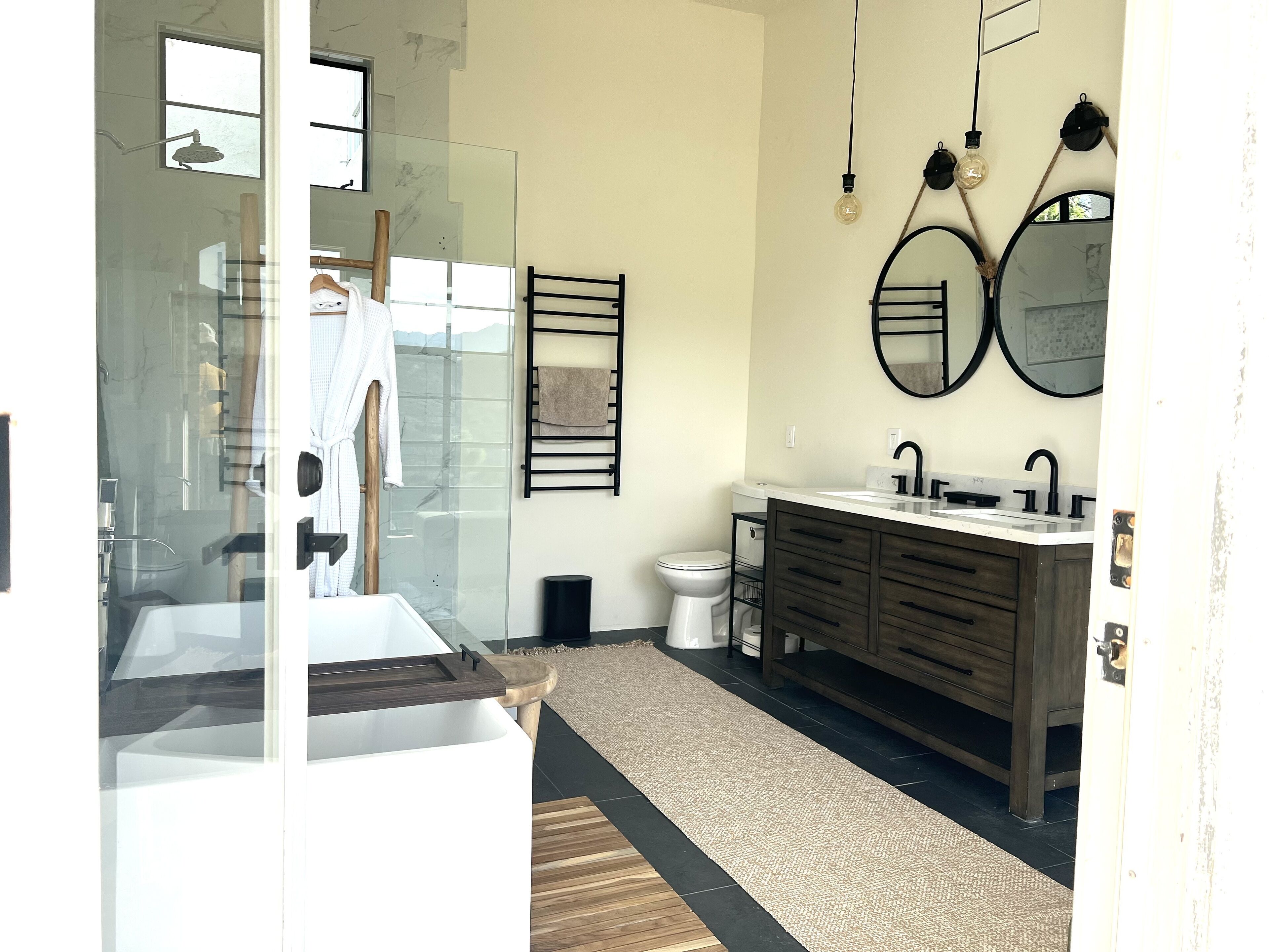 Shower, hair dryer, bidet, towels