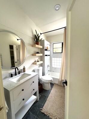 Doccia, asciugacapelli, bidet, asciugamani