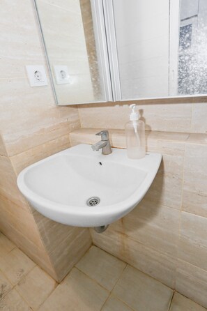 Deluxe Double Room | Bathroom | Shower, soap - OYO 93447 City Rooms Apartment (Tangerang)