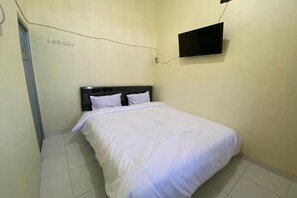 Laptop workspace, free WiFi, bed sheets - Hotel O Wulan Homestay 2 Syariah (Pemalang)