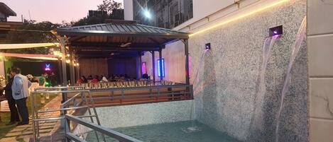 Cascada en la piscina