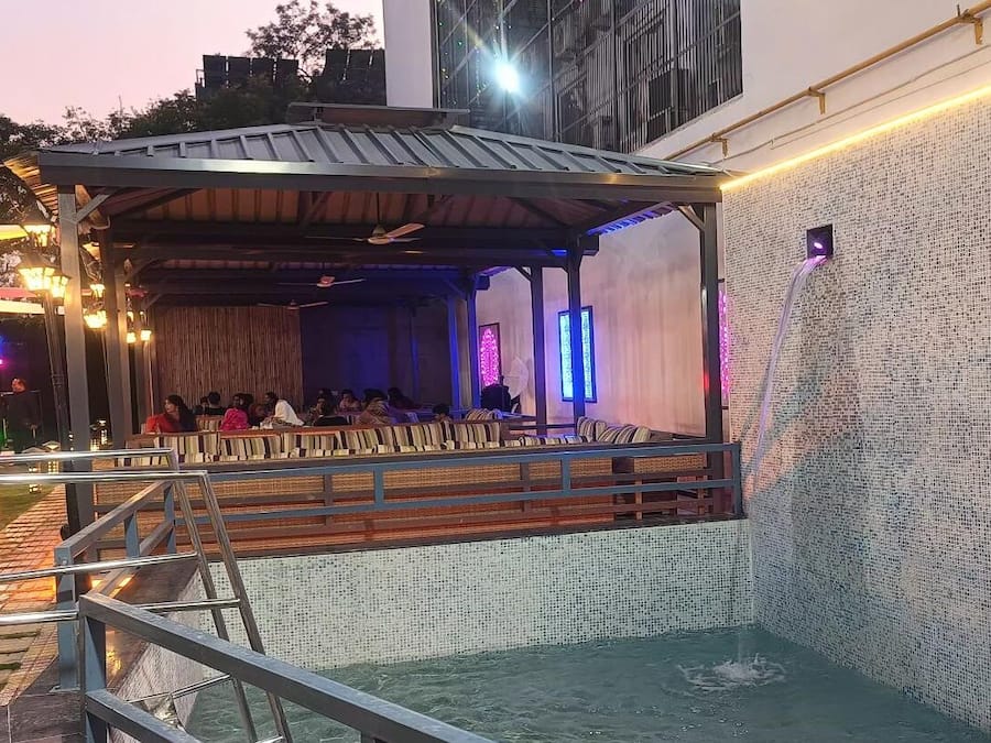 Cascada en la piscina