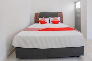 Deluxe Double Room | Laptop workspace, bed sheets - Hotel O Wisma Silampari (Lubuklinggau)