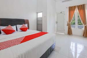 Deluxe Double Room | Laptop workspace, bed sheets