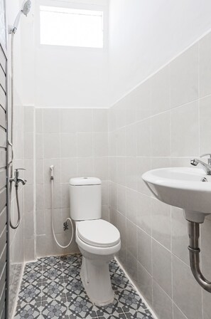 Deluxe Double Room | Bathroom | Shower, towels - Hotel O Wisma Silampari (Lubuklinggau)