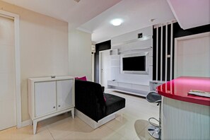 Family Suite | Living area | 32-inch flat-screen TV with cable channels