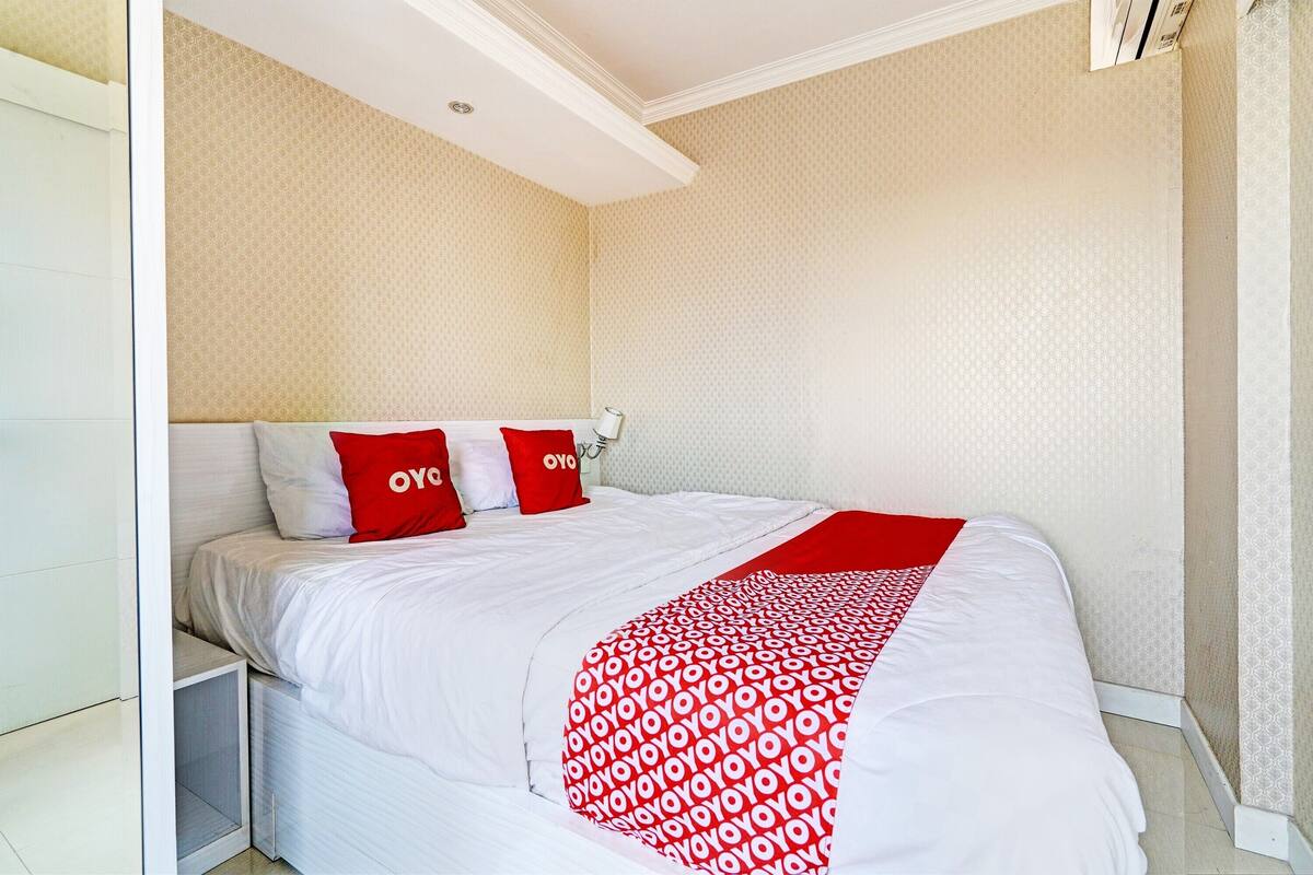 Suite familiar | Espacio para trabajar con un portátil y ropa de cama