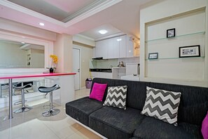 Familiesuite | Skrivebord for bærbar PC og sengetøy