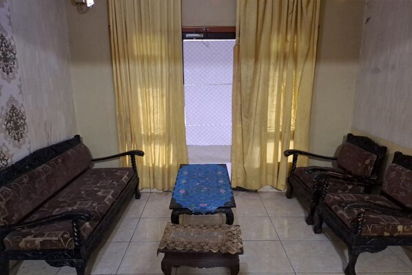 Lobby sitting area - Hotel O Penginapan Tulimario Syariah (Jambi)