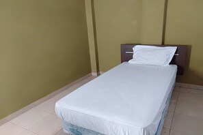 Economy Double Room | Desk, laptop workspace, free WiFi, bed sheets - Hotel O Penginapan Tulimario Syariah (Jambi)
