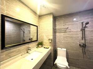 淋浴设施、旋水按摩花洒、吹风机