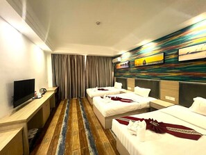 标准三人房, 城市景观 | 办公桌、免费 WiFi