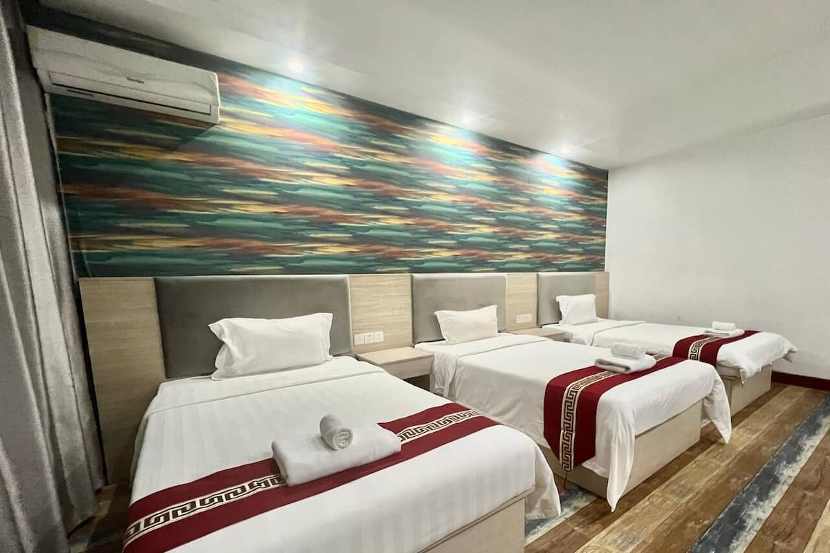 Standard-Dreibettzimmer, Stadtblick | Badezimmer | Dusche, Hydromassagedusche, Haartrockner