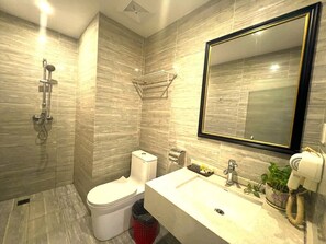 Standard-Dreibettzimmer, Stadtblick | Badezimmer | Dusche, Hydromassagedusche, Haartrockner