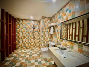 Shower, hydromassage showerhead, hair dryer - Fusion Hotel (Sihanoukville)