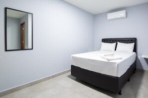 Dreibettzimmer | Individuell dekoriert, individuell eingerichtet, Schreibtisch