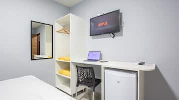 Decoración personalizada, muebles diferentes, escritorio y wifi gratis