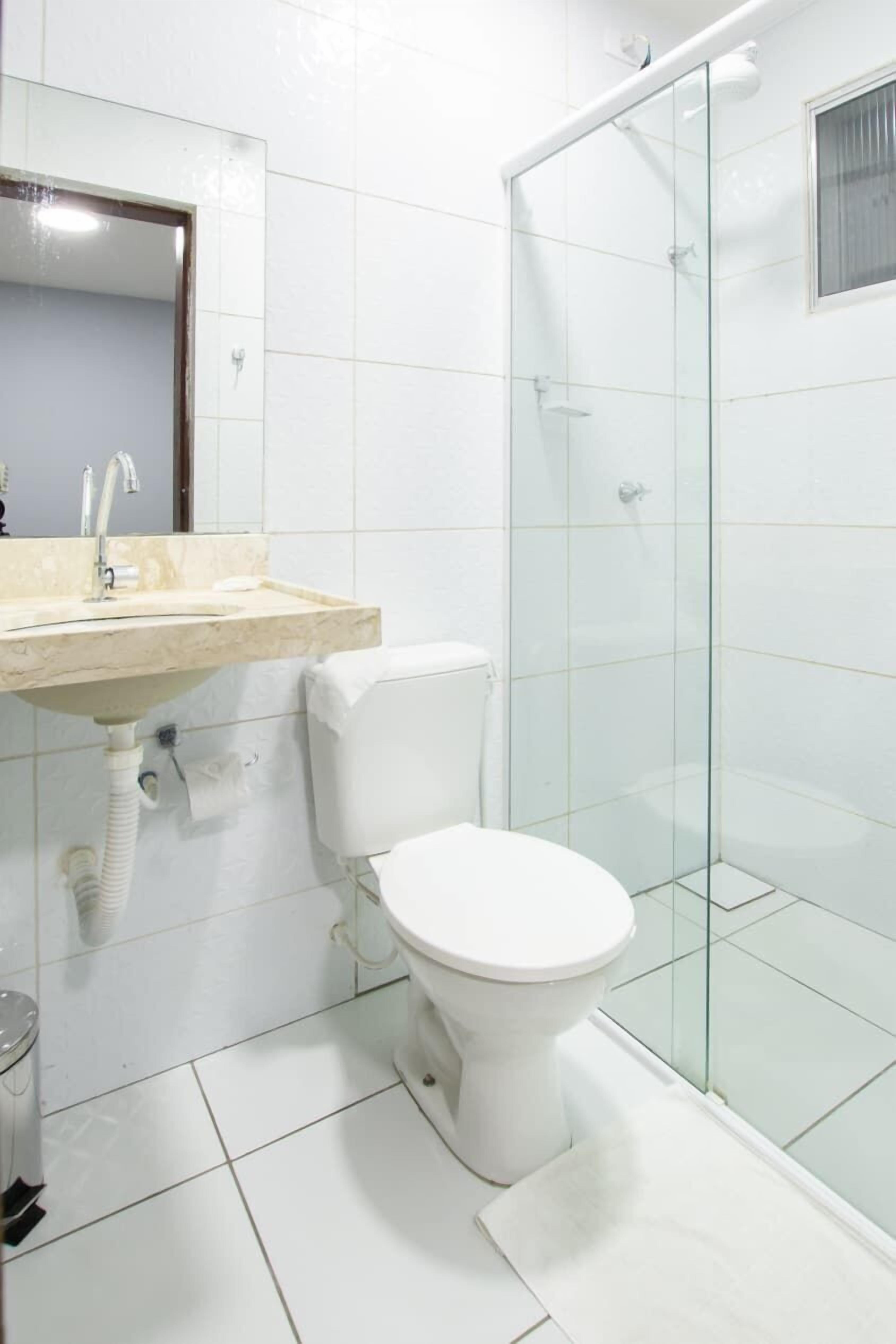 Douche, bidet, serviettes fournies, papier toilette