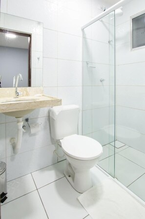 Ducha, bidet, toallas, papel higiénico
