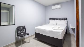 Quarto triplo família | Individualmente decorados, individualmente mobiliados, escrivaninha