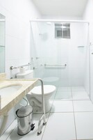 Quarto casal conforto | Banheiro | Chuveiro, bidê, toalhas de banho, papel higiênico