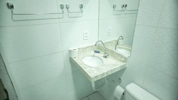 Chuveiro, bidê, toalhas de banho, papel higiênico