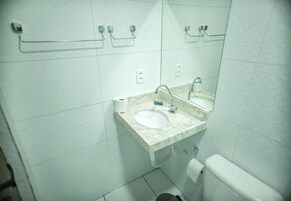 Chuveiro, bidê, toalhas de banho, papel higiênico