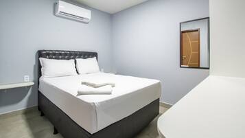 Quarto casal conforto | Individualmente decorados, individualmente mobiliados, escrivaninha