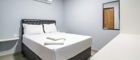 컴포트 더블룸 | 각각 다른 스타일의 인테리어, 각각 다르게 가구 비치, 책상, 무료 WiFi