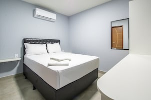 Quarto casal conforto | Individualmente decorados, individualmente mobiliados, escrivaninha