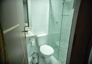 Ducha, bidet, toallas, papel higiénico