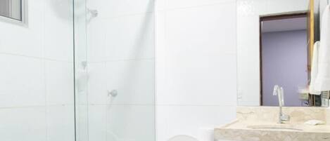 Shower, bidet, towels, toilet paper