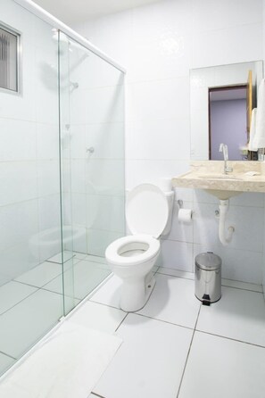 Shower, bidet, towels, toilet paper - Pousada Recanto do Sol BF  (Baia Formosa)