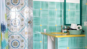 Doccia, asciugacapelli, bidet, asciugamani