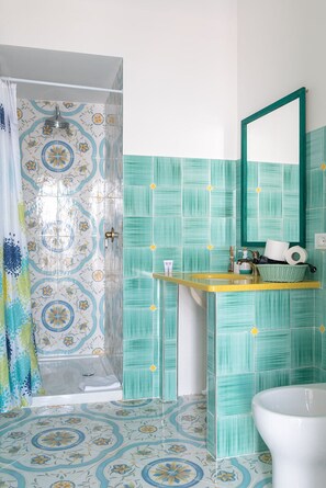 Dusche, Haartrockner, Bidet, Handtücher